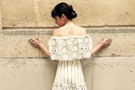 Lily Collins interpretiert den Urban Ballerina Style mit einem sommerlichen weißen Spitzenkleid