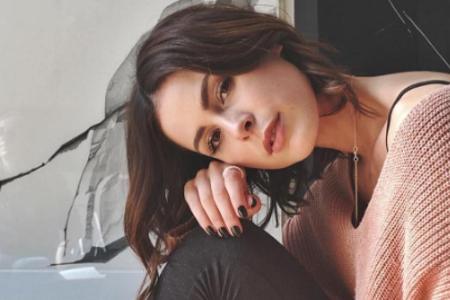 Lena Meyer-Landrut kombiniert eine dunkelgraue Leggings mit rosafarbenem Grobstrickpullover