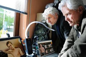 "Tatort: Das verkaufte Lächeln": Die Kommissare Leitmayr (Udo Wachtveitl, l.) und Batic (Miroslav Nemec) finden Nacktaufnahm...