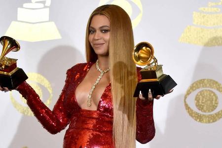 Stolz hält die schwangere Beyoncé ihre zwei Grammys in die Kameras