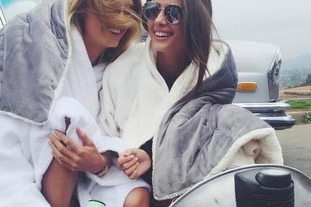 Model Taylor Hill (r.) und ihre Kollegin Romee Strijd versuchen sich während einer Pause aufzuwärmen