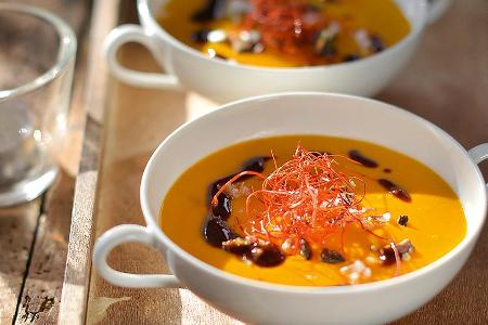 Die Kürbis-Kokos-Suppe ist der beste Start ins Dinner-Date