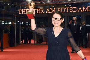 Regisseurin Ildikó Enyedi freut sich über ihre Trophäe