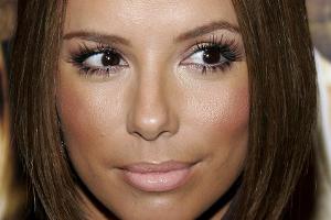 Hat Eva Longoria ihre graue Mähne hier gut überfärbt?