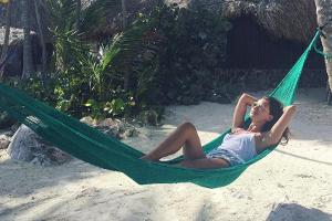 Kleine Auszeit gefällig? Janina Uhse hat es sich in einer Hängematte gemütlich gemacht