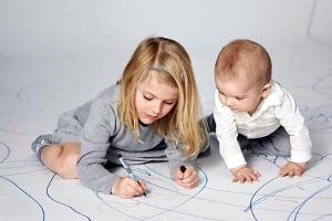 Prinzessin Estelle und ihr Bruder Prinz Oscar sind vertieft in ihre Malerei