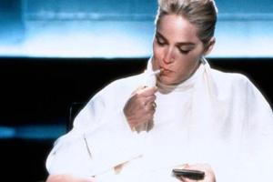 Die berühmteste Szene aus "Basic Instinct": Sharon Stone ohne Höschen beim Verhör
