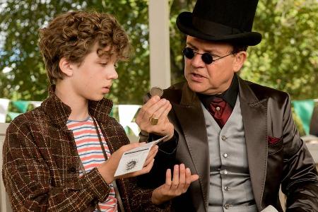 Der schwerreiche Baron Lefuet (Justus von Dohnányi) kauft Timm Thaler (Arved Friese, l.) sein unwiderstehliches Lachen ab