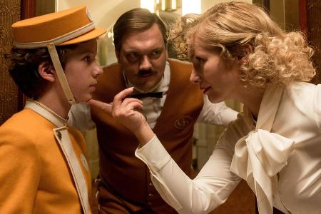 Timm Thaler (Arved Friese) mit seinen Freunden Kreschimir (Charly Hübner) und der Hausdame Yvonne (Nadja Uhl)