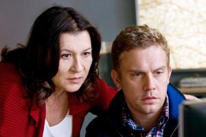 "Tatort: Schmuggler": Klara Blum (Eva Mattes) und Kai Perlmann (Sebastian Bezzel) sichten die Fotos, die ein ermordeter Zoll...