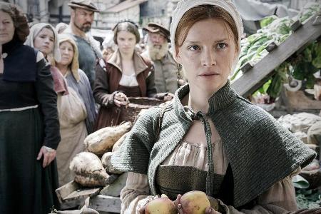 Katharina will bei den Marktfrauen anschreiben lassen, doch diese schicken sie weg, weil sie die Heirat mit Luther für Sünde...