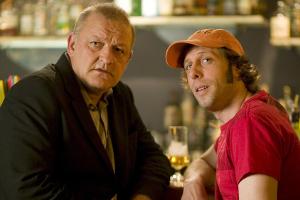 "Wilsberg": Chaosdetektiv Wilsberg (Leonard Lansink, l.) und Kumpel Ekki Talkötter (Oliver Korittke) geben sich die Kante