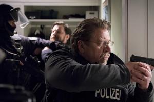 "Nachtschicht: Ladies First": Hauptkommissar Erichsen (Armin Rohde, r.) ist in einem brutalen Einsatz dem möglichen Täter au...