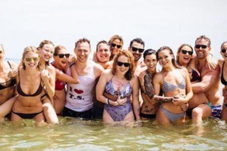 Tom Hiddleston in seinem berühmt-berüchtigten Shirt bei Taylor Swifts Party zum amerikanischen Unabhängigkeitstag am 4. Juli...