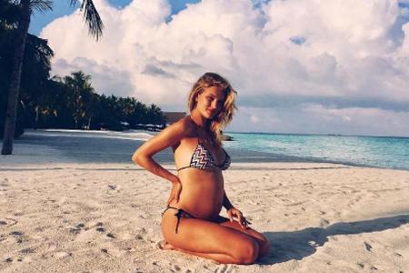 Herzlichen Glückwunsch! Deutlich ist der wachsende Baby-Bauch von Rosie Huntington-Whiteley zu sehen