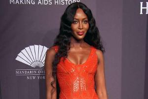 Naomi Campbell wählte für die amfAR Gala ein perlenbesticktes Kleid in Orange