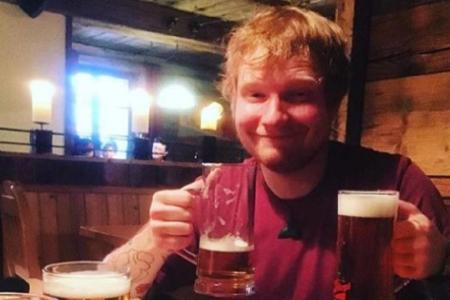 Weil er Geburtstag hatte, kann Ed Sheeran gleich doppelt anstoßen