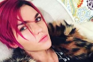 Ruby Rose ist bekannt für ihre kurzen Haare und ihren verrückten Kleidungsstil