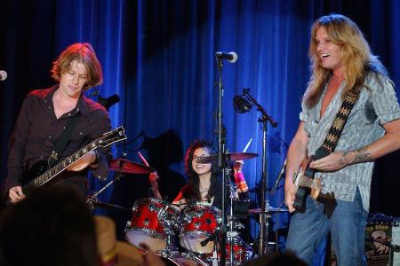 Lanes Ehemann Zack (l.) war gemeinsam mit ihr in der Band Hep Alien. Er wurde von Todd Lowe (39) gespielt.
