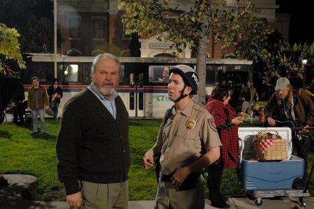 Taylor Doose (Michael Winters, l.) leitet stets die Stadtversammlungen in Stars Hollow. Ihm gehört der Supermarkt und ein Sü...