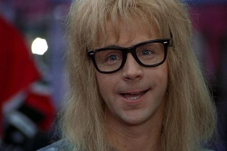 Für seine Rolle als Garth hat Dana Carvey sich extra einen Überbiss angewöhnt, der auf Dauer recht schmerzhaft gewesen sein ...