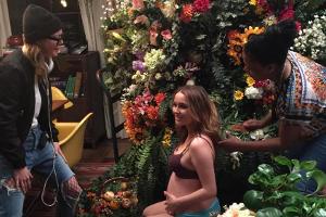 Ellen Pompeo (l.) und Camilla Luddington (Mitte) haben sichtlich Spaß zusammen