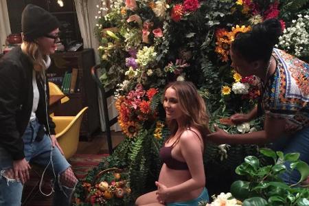 Ellen Pompeo (l.) und Camilla Luddington (Mitte) haben sichtlich Spaß zusammen