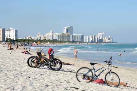So langsam füllt sich der Strand. Vormittags finden sowohl Urlauber als auch Einheimische genügend Platz.