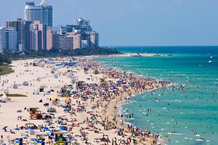 Das sieht am Nachmittag ganz anders aus. Jetzt können nur noch die Wenigsten einen guten, freien Platz nahe am Meer finden. ...