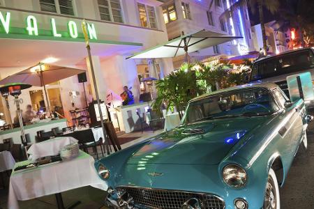 Wer aber mit einem legendären Ford Thunderbird aus dem Jahre 1955 über den Ocean Drive fährt, der hat es wirklich zu was geb...