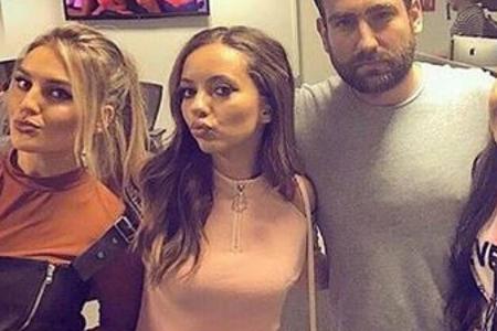 Dass der Reißverschluss ihres rosa Kleides eigentlich nicht nach vorn, sondern an den Rücken gehört, ahnte Little-Mix-Sänger...