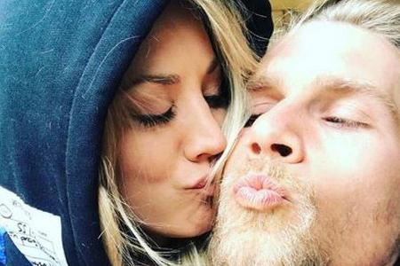 Kaley Cuoco und ihr Freund Karl Cook sind super happy
