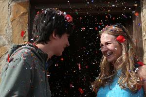 Gardner (Asa Butterfield) und Tulsa (Britt Robertson) machen sich gemeinsam auf die Suche nach Gardners Vater