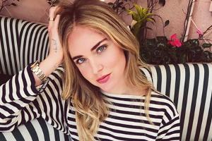 Fashionista Chiara Ferragni kombiniert ihren schmal gestreiften Longsleeve mit einer schwarzen Shorts und setzt mit einem br...