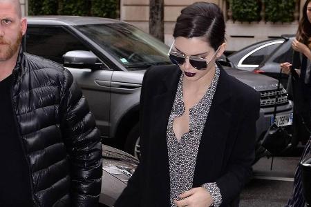 Kendall Jenner weiß: Mit einer Sonnenbrille sieht jedes Outfit im Nu schick und sophisticated aus