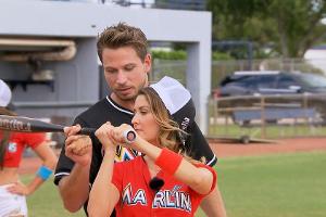 Bachelor Sebastian und Kandidatin Viola beim romantischen Baseball-Training