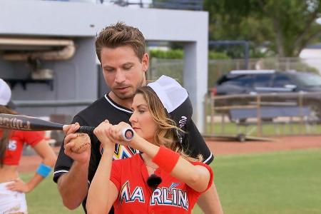 Bachelor Sebastian und Kandidatin Viola beim romantischen Baseball-Training