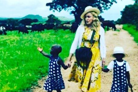 Madonna und ihre Adoptivzwillinge Esther und Stella Mwale