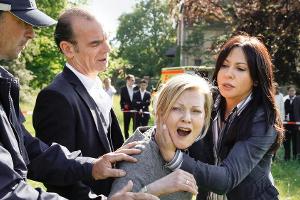 "Tatort: Todesbilder": Andreas Keppler (Martin Wuttke, 2.v.l.) und Eva Saalfeld (Simone Thomalla, r.) versuchen die Mutter d...