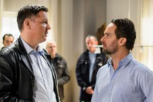 "Alles was zählt": Thomas erfährt von Kommissar Hohnert entsetzt, dass Leo im Verdacht steht, Drogen zu schmuggeln