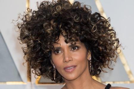Sonst kennt man sie eher mit glatten Haaren: Halle Berry hat von Natur aus wilde Locken