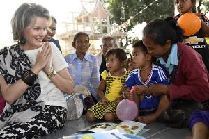 Königin Mathilde ist für die Kinder in Laos zum Greifen nah