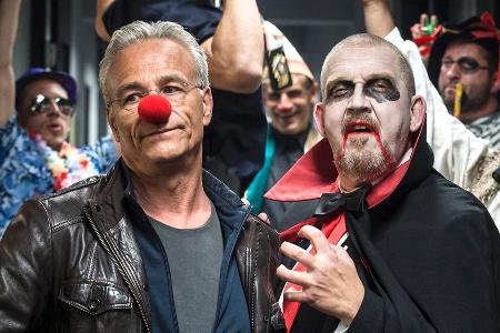 Auch im Präsidium wird Karneval gefeiert: Kommissar Freddy Schenk (Dietmar Bär, r.) geht als Vampir, während sein Kollege Ma...
