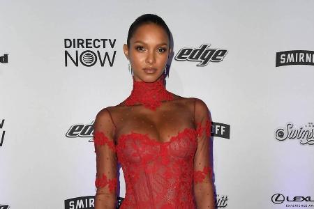 Lais Riberio setzt auf verführerische rote Spitze