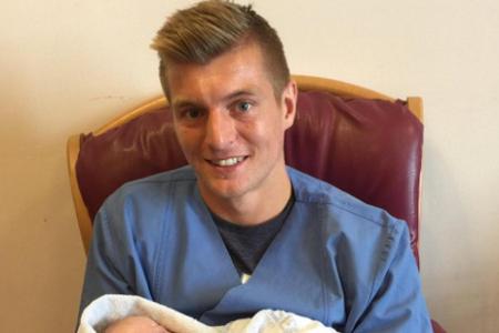 Und ein weiteres Mal ist es das Private, das überzeugt. Platz 2 geht an das Bild von Toni Kroos (27). Der Fußballspieler prä...