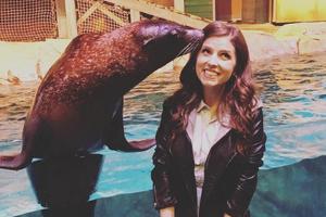 Anna Kendrick scheint ganz verliebt in ihren tierischen Freund
