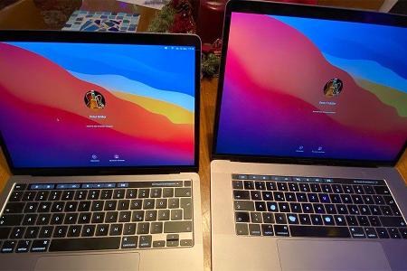 Jung und alt an einem Tisch. Die Tastaturen unterscheiden sich durch die fixe Escape-Taste, die Apple schon 2019 zurückbrachte.