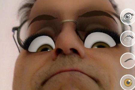 Rechts finden sich vier Buttons, mit denen sich Augenform, Wimpern, Augenbrauen und Augenfarbe verändern lassen.