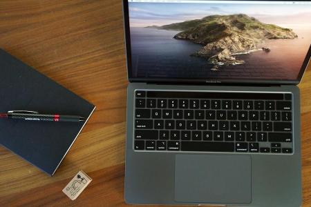 Das neue Macbook Pro verfügt über ein Magic Keyboard sowie spezielle ESC- und Touch-ID-Tasten an den Seiten der Touch Bar un...