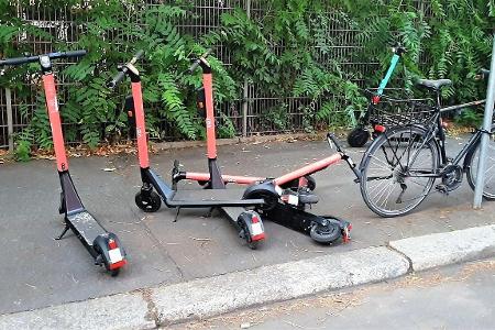 Ärgernis E-Scooter: In vielen deutschen Städten behindern sorglos abstellte Elektroroller den Verkehr oder blockieren Gehwege.